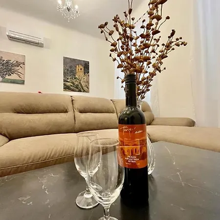 Апартаменти Lux Apartmans Пула